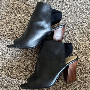 Nine West black pee toe chunky heel. Size 9M